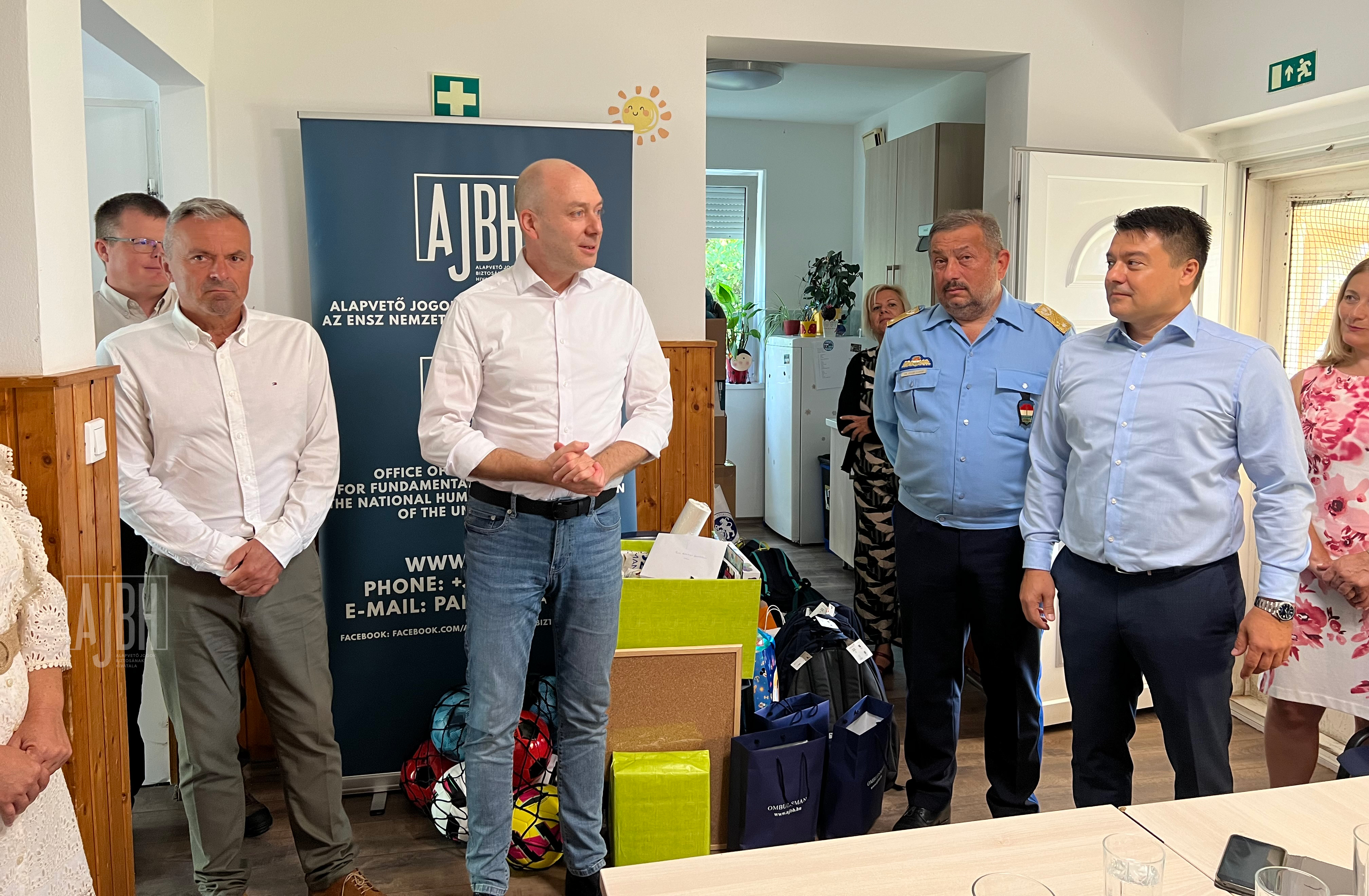 Iskolakezdési adományokat adott át rászoruló gyermekeknek dr. Kozma Ákos, az alapvető jogok biztosa a Vas Vármegyei Gyermekvédelmi Központ és Általános Iskola Rumi Különleges Gyermekotthonában