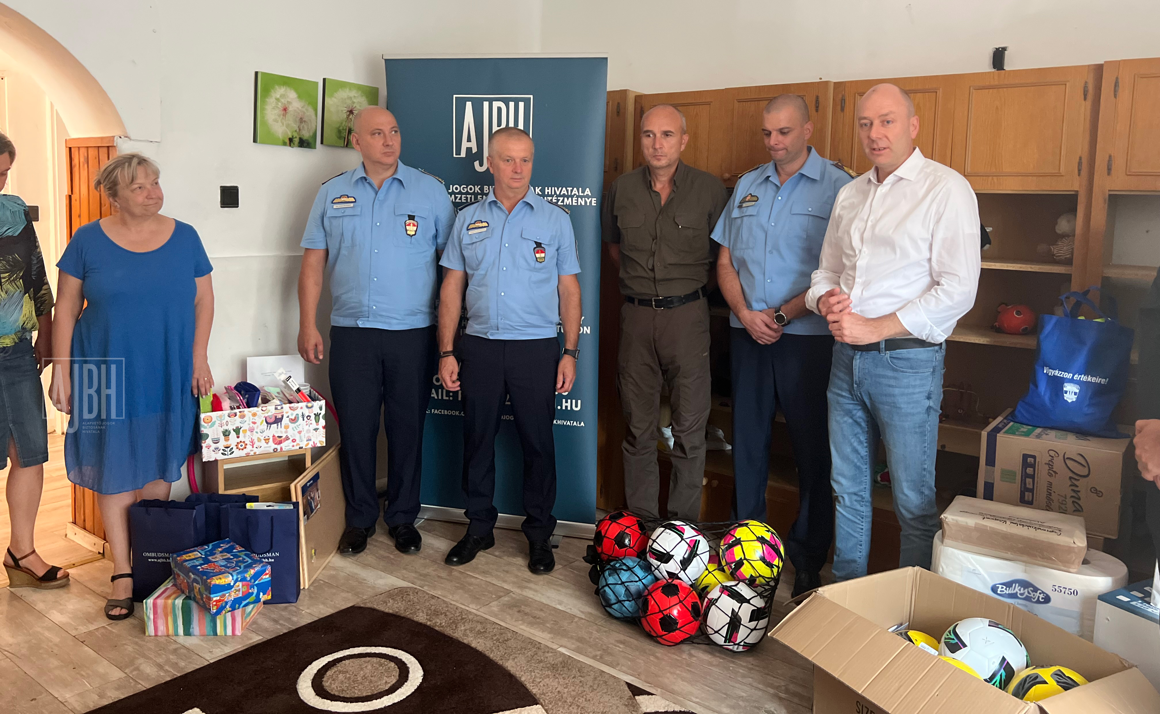 Iskolakezdési adományokat adott át rászoruló gyermekeknek dr. Kozma Ákos, az alapvető jogok biztosa a Gyermekvédelmi Központ Borsod-Abaúj-Zemplén Vármegye alsózsolcai Százszorszép Lakásotthonában