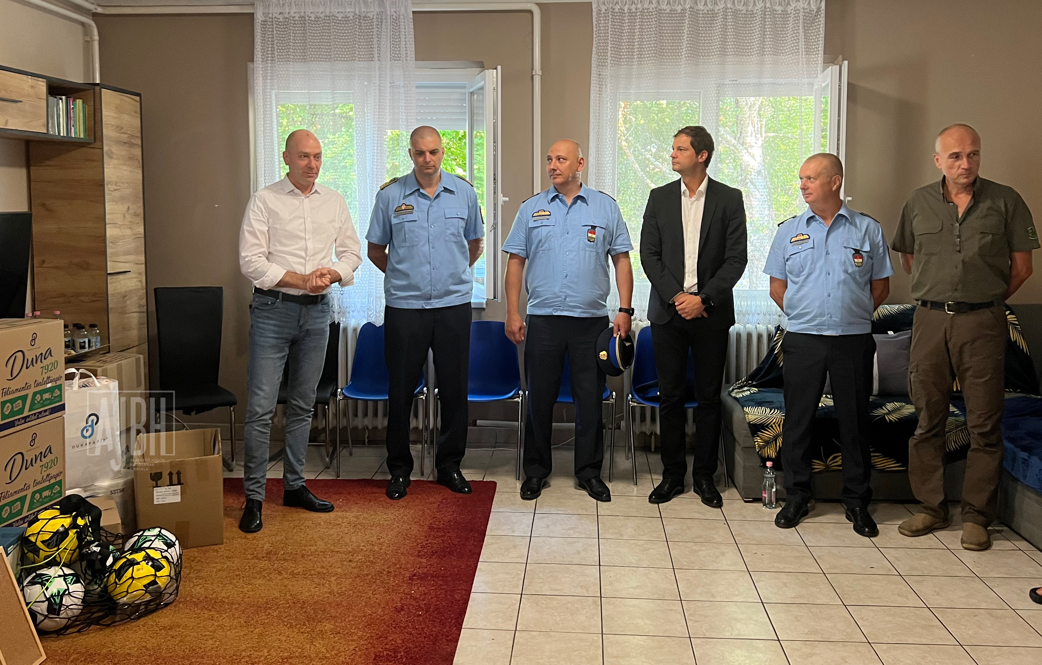 Iskolakezdési adományokat adott át rászoruló gyermekeknek dr. Kozma Ákos, az alapvető jogok biztosa a Szeged-Csanádi Egyházmegye Szent Ágota Gyermekvédelmi Szolgáltató által fenntartott felsőzsolcai Szent Benedek Lakásotthonban