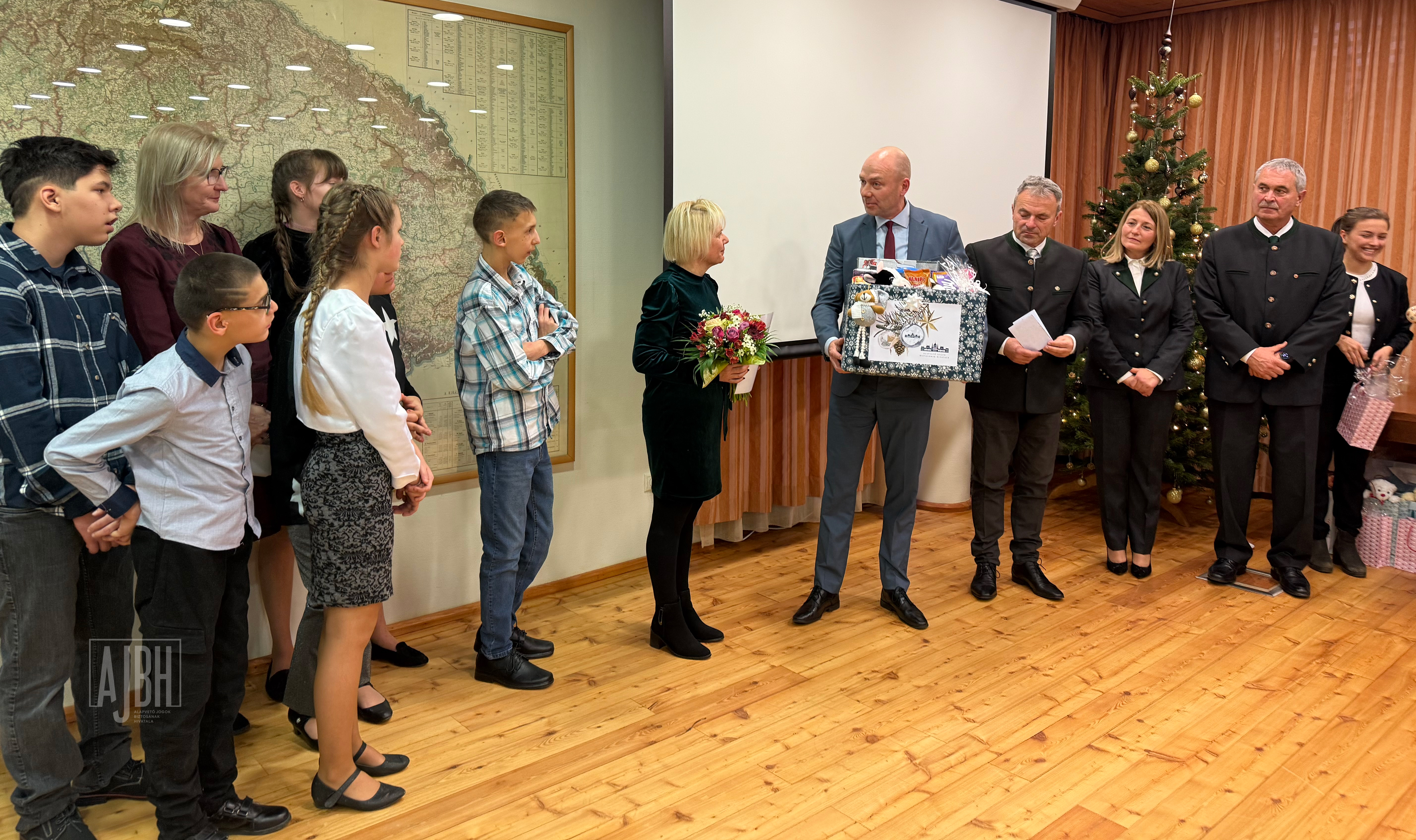 Adventi ajándékokat adott át gyermekotthonok lakóinak dr. Kozma Ákos, az alapvető jogok biztosa